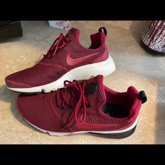 maroon color nike shoes